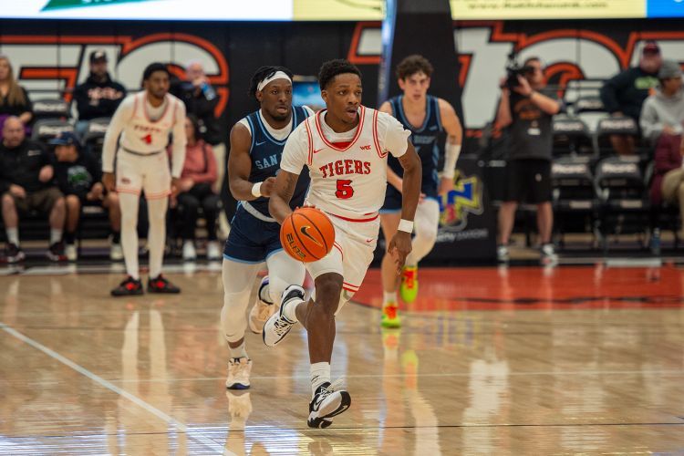 Pacific men's basketball player wins CalHOPE Award.