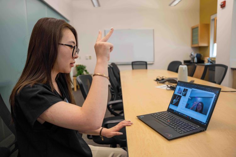 Khanh Linh Nguyen ’25 practicing American Sign Language.