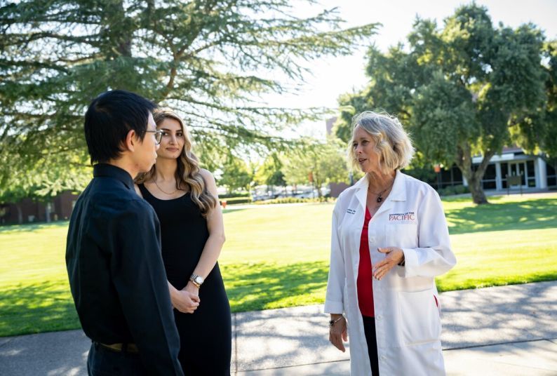 Berit Gundersen speaks with two students